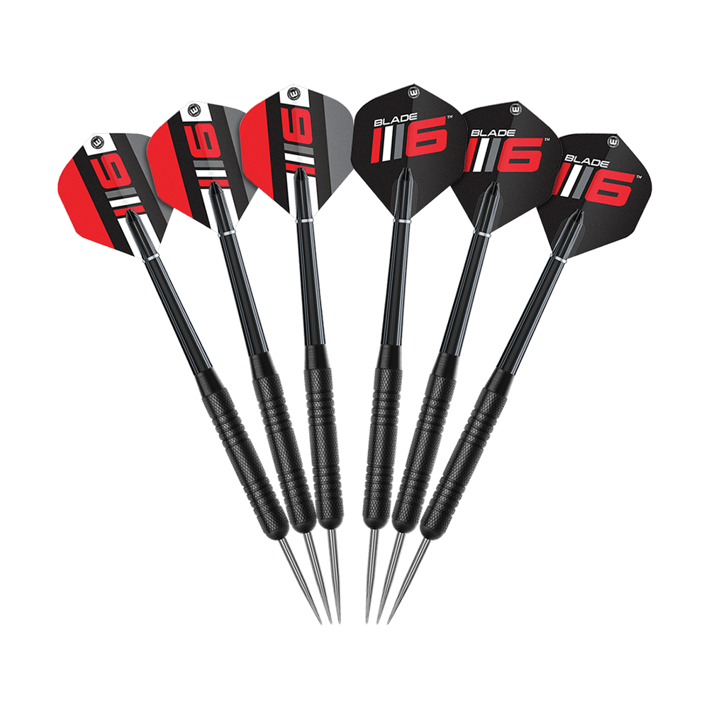 B6XLSET_Winmau_Blade_6_Dartboard_Set_mit_2_Sets_Darts_und_Winmau_Surround_4 Das Bild zeigt sechs Darts mit schwarzen und roten Flights, auf denen "Blade 6" steht. Es handelt sich um das Winmau Blade 6 Set mit 2 Sets Darts.