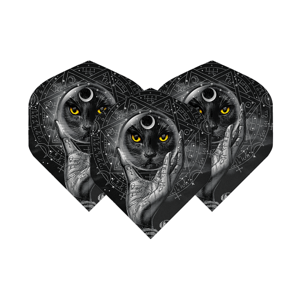 Alchemy Grimalkins Glass No2 Vuelos Estándar Dieses Bild zeigt drei Dartflights mit einem mystischen Design. Darauf ist ein schwarzer Kater mit gelben Augen und einer kristallhaltenden Hand vor einem magischen Hintergrund abgebildet.