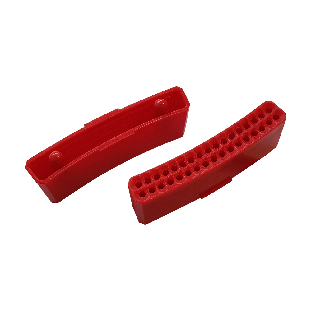 Auf dem Bild sind zwei rote Ersatzfelder für das Granboard 132 zu sehen. Sie haben mehrere kleine Löcher und sind gebogen geformt.