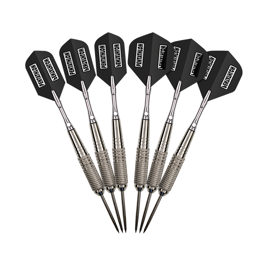 MCST-5_McDart_12er_Steeldarts_3 Auf dem Bild sind zwölf Steeldarts der Marke McDart zu sehen. Die Darts haben silberne Spitzen und schwarze Flights.