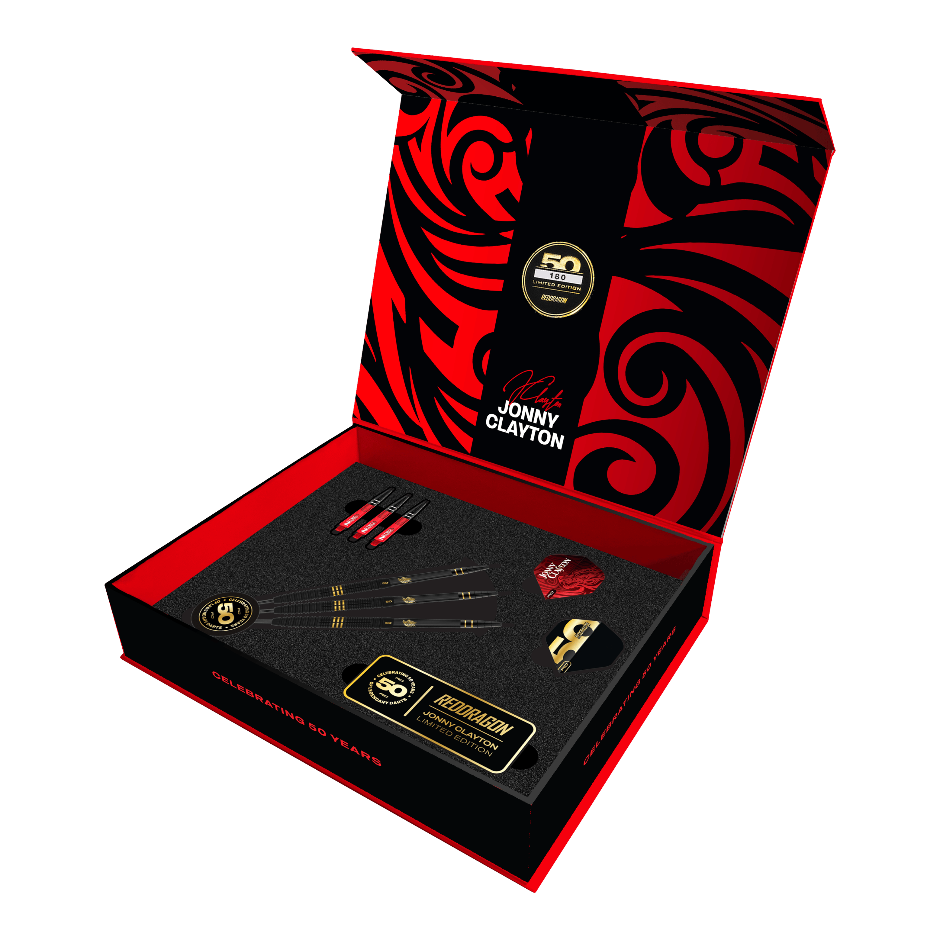 Das Foto präsentiert die Red Dragon Jonny Clayton 50 Years Player Limited Edition Steeldarts. Die limitierte Sonderedition hebt das Jubiläum des Spielers hervor.