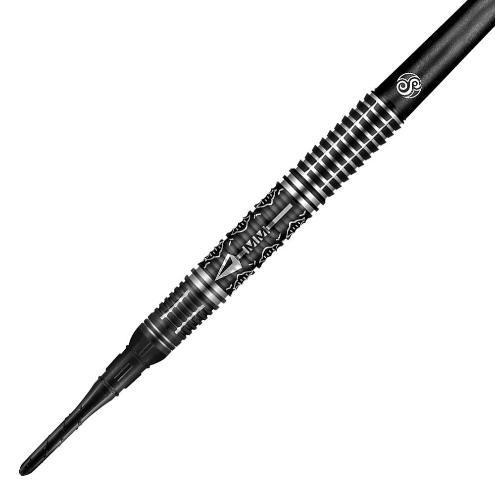 66760_Shot_Devon_Petersen_The_Courage_Softdarts_2 Auf dem Bild ist ein Softdart namens "Shot Devon Petersen The Courage" zu sehen. Der Dart hat ein schwarzes, silbern gemustertes Design mit feinen Gravuren.