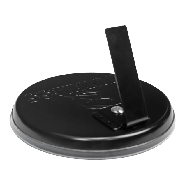 Juego de dardos de escritorio mini sin piedad Das Bild zeigt die Rückseite eines Produkts namens "Ruthless Mini Desktop Dartboard Set". Es ist eine runde schwarze Basis mit einem klappbaren Ständer.