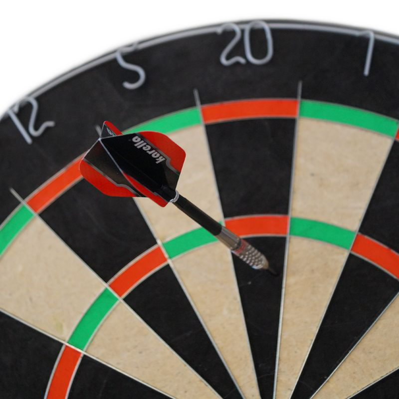 Juego de dardos Karella BullOut que incluye 2 juegos de dardos de acero. Zu sehen ist das Karella Dartboard BullOut Set mit zwei Sätzen Steeldarts. Perfekt für Einsteiger und Fortgeschrittene.