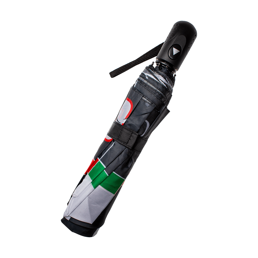 SCHIRM-McDart-Dartboard-Regenschirm-3Cxn2CkraSV4Ev Dies ist der zusammengefaltete McDart Dartboard Regenschirm. Der Schirm hat ein Design, das an eine Dartscheibe erinnert.