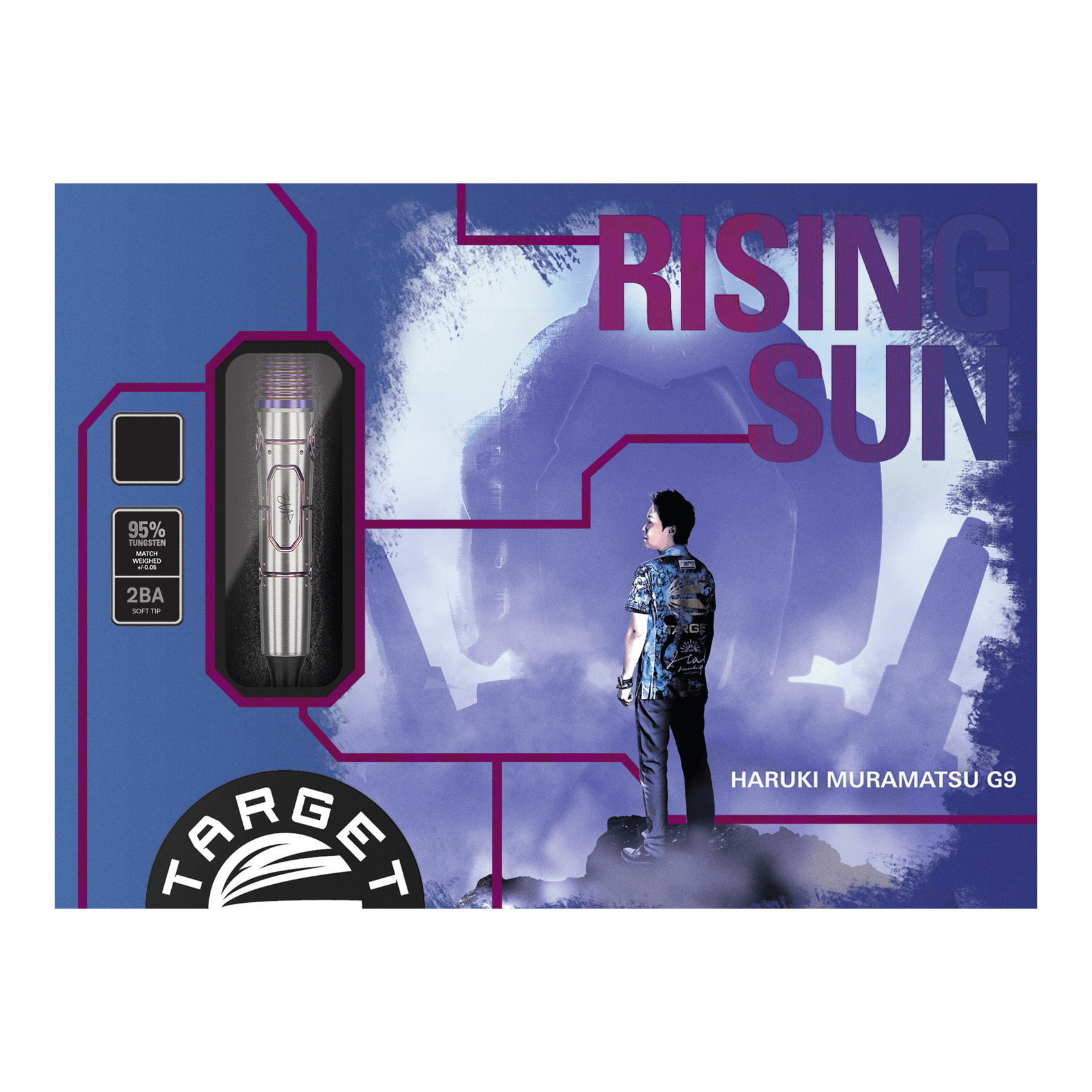 Dardos blandos Target Japan Haruki Muramatsu Rising Sun GEN9 2BA - 21,5 g Auf dem Bild ist die Verpackung der "Target Japan Haruki Muramatsu Rising Sun GEN9 2BA Softdarts - 21,5g" zu sehen. Rechts steht eine Person und im Hintergrund ist ein großes, stilisiertes Design mit dem Text "Rising Sun".
