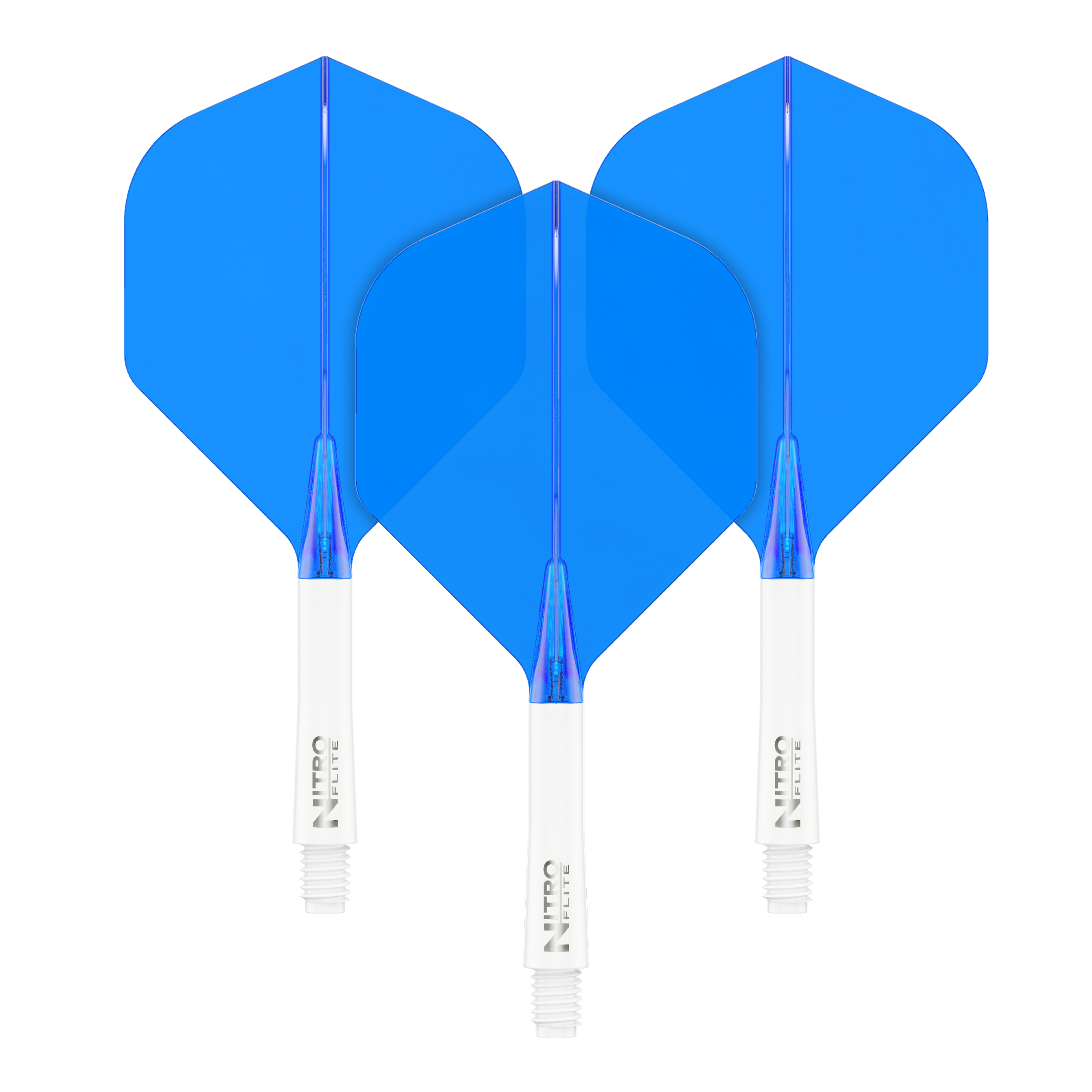 Das Bild zeigt drei blaue Dart-Flights mit weißen Schäften. Sie sind nebeneinander auf schwarzem Hintergrund angeordnet.