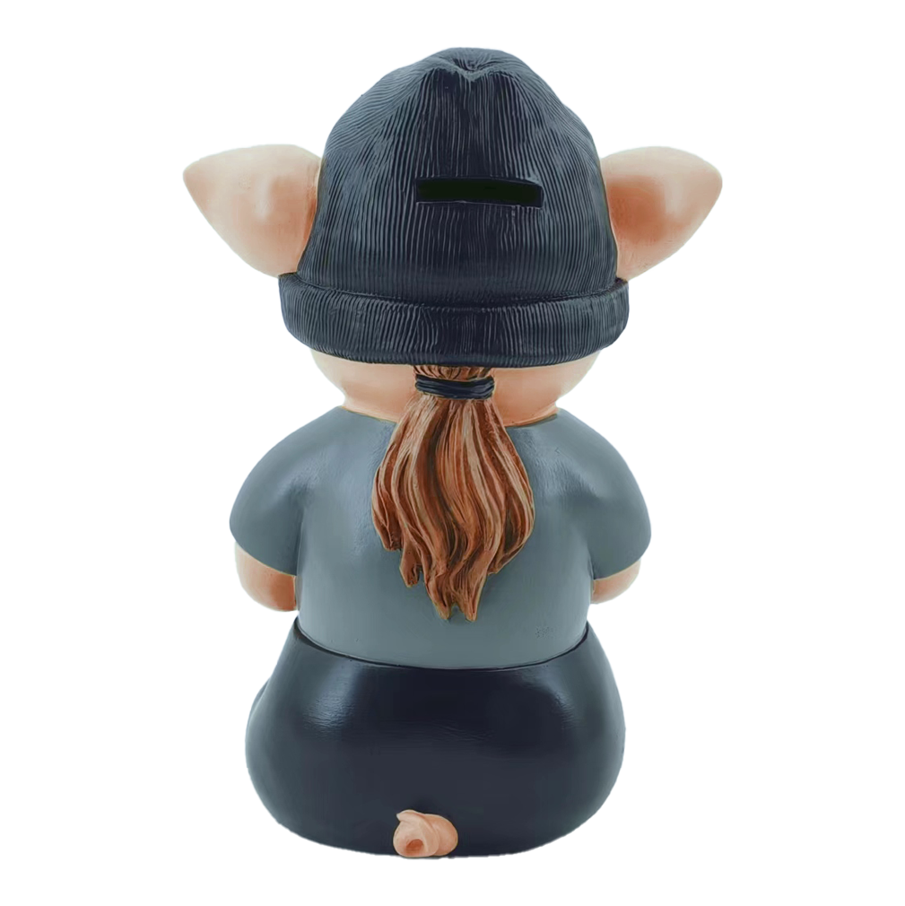Markus Krebs Frase Cerdo Das Bild zeigt eine Sparbüchse in Form eines Schweinchens mit Mütze und Zopf. Die Figur sitzt mit dem Rücken zur Kamera und trägt ein graues Shirt.