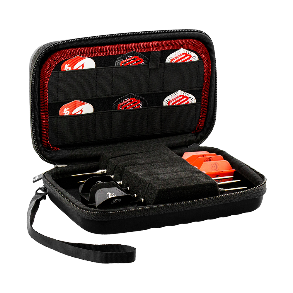 Estuche de dardos Bull's Orbis XL Das Bild zeigt das Produkt "Bulls Orbis XL Dartcase", ein schwarzes Etui mit Reißverschluss und Trageschlaufe. Im Inneren sind mehrere Darts sowie Ersatzteile ordentlich in Fächern und elastischen Halterungen verstaut.