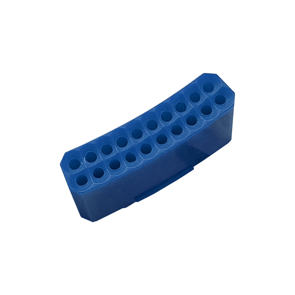 Das Bild zeigt ein blaues Ersatzfeld für das Granboard 132. Es hat mehrere runde Öffnungen in zwei Reihen angeordnet.