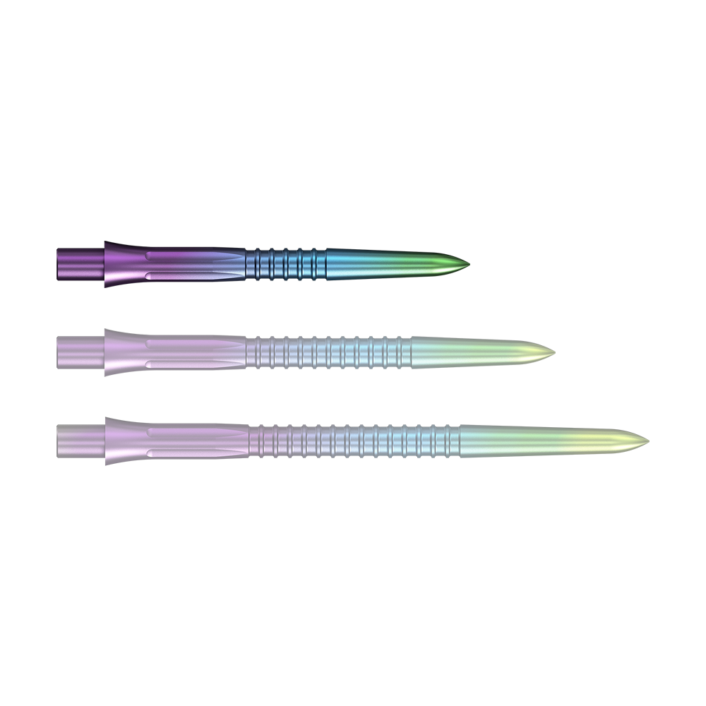 Gezeigt wird eine einzelne Steeldartspitze mit Rainbow-Effekt. Die Oberfläche schimmert in verschiedenen Farbtönen.