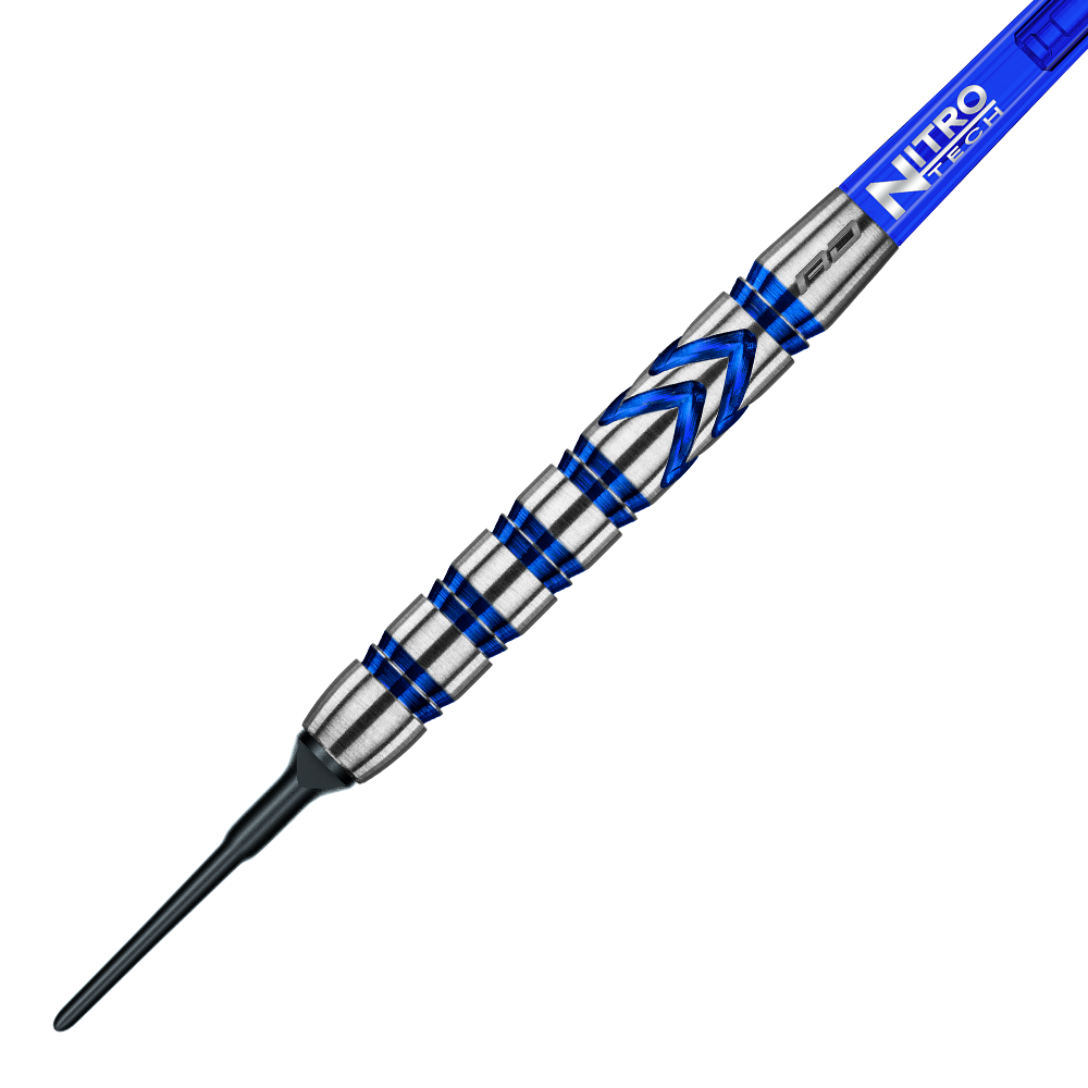 RD1922-Red-Dragon-Gerwyn-Price-Iceman-Softdarts-2 Das Bild zeigt einen Softdart der Marke Red Dragon, Modell "Gerwyn Price Iceman". Der Dart ist silbern mit blauen Akzenten und hat eine schwarze Kunststoffspitze.
