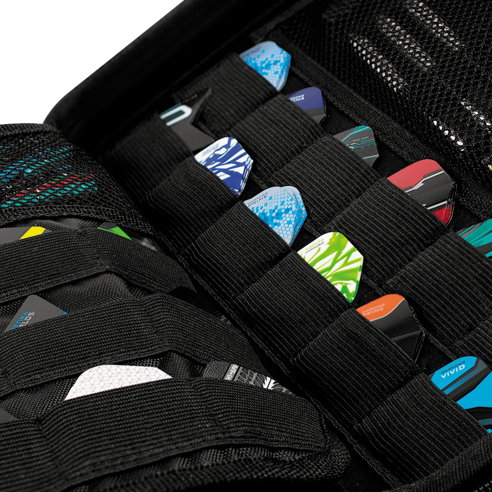 HRT-16525_Harrows_Imperial_Dartcase_Schwarz_4 Das Bild zeigt das Harrows Imperial Dartcase in Schwarz. Im Inneren sind verschiedene Dart-Flights ordentlich in elastischen Halterungen organisiert.