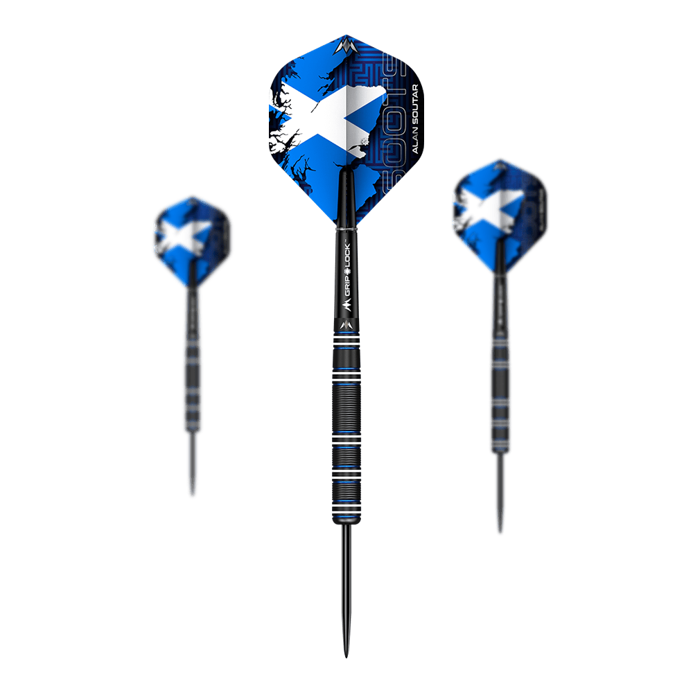 Mission Alan Soutar Black Titanium Steeldarts - 24g Das Bild zeigt drei schwarze Steeldarts mit blauen Flights und weißen Akzenten. Auf den Flights steht der Name „Alan Soutar“ und das Design ist modern und auffällig.
