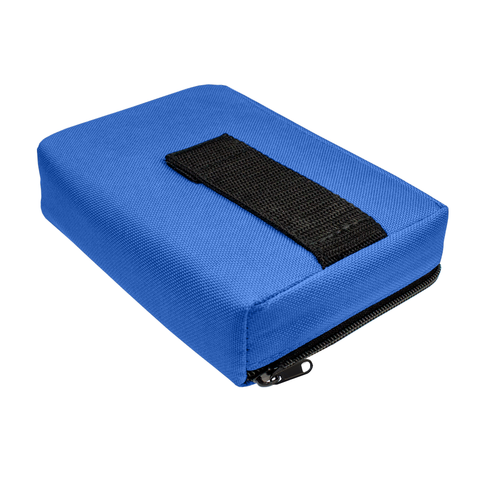 707TP_The_Pak_Dartcase_Blau_3d05hRbRmqLM7B Das Bild zeigt ein rechteckiges, blaues Etui mit einem schwarzen Band auf der Oberseite. Es handelt sich um das Produkt "The Pak Dartcase", das einen Reißverschluss an der Seite hat.