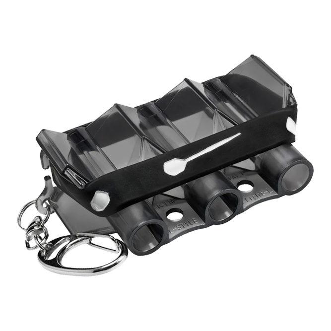 Estuche de vuelo Krystal estilo L - Negro transparente Das Bild zeigt das Produkt "L-Style Krystal Flight Case" in transparenter schwarzer Farbe. Es handelt sich um ein kompaktes Etui mit Schlüsselanhänger zur Aufbewahrung von Dart-Flights.