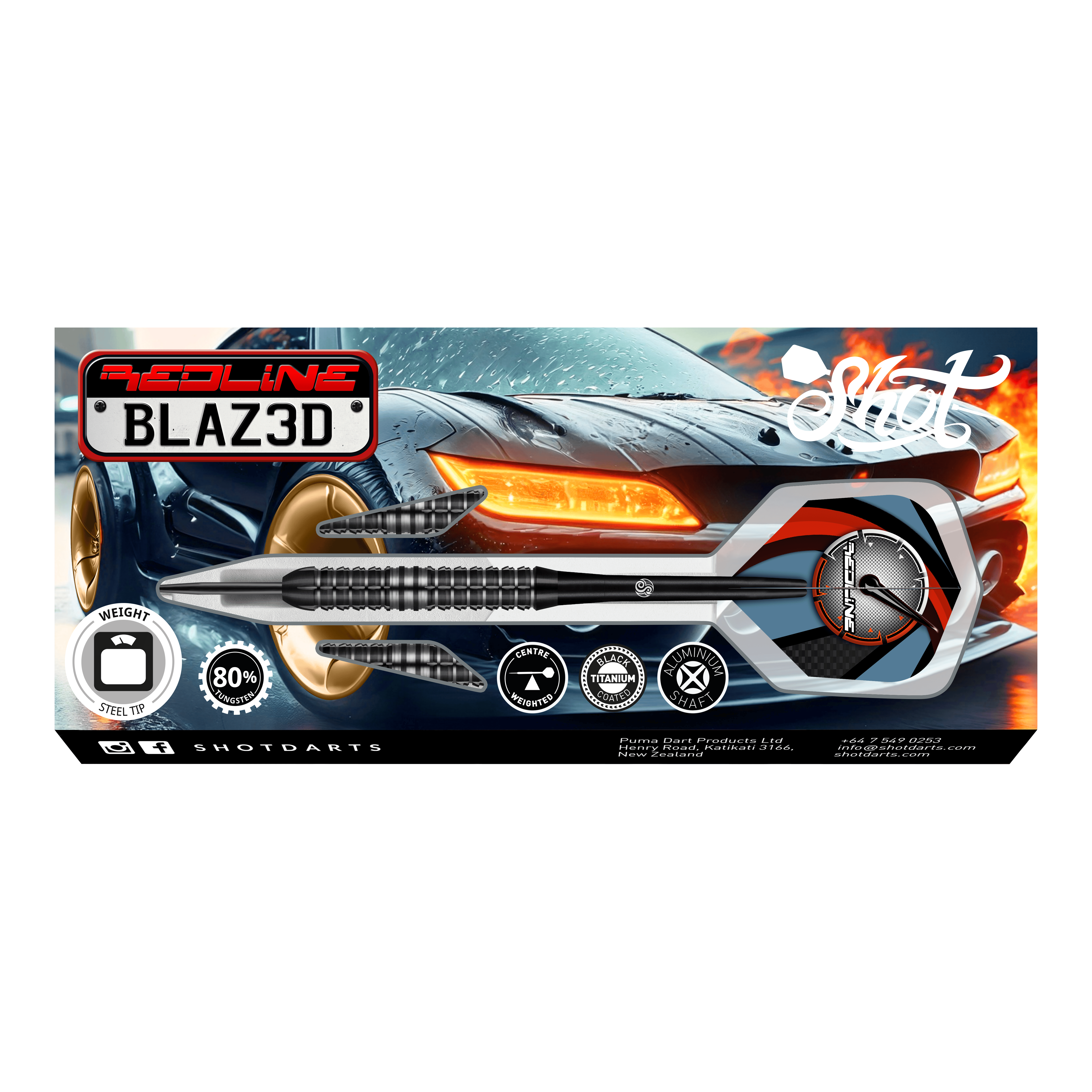 Dardos de acero Shot Redline Blazed Das Bild zeigt die Verpackung der "Shot Redline Blazed Steeldarts" vor einem sportlichen Auto mit leuchtenden Scheinwerfern. Auf der Verpackung sind die Darts sowie verschiedene Produktsymbole und Informationen sichtbar.