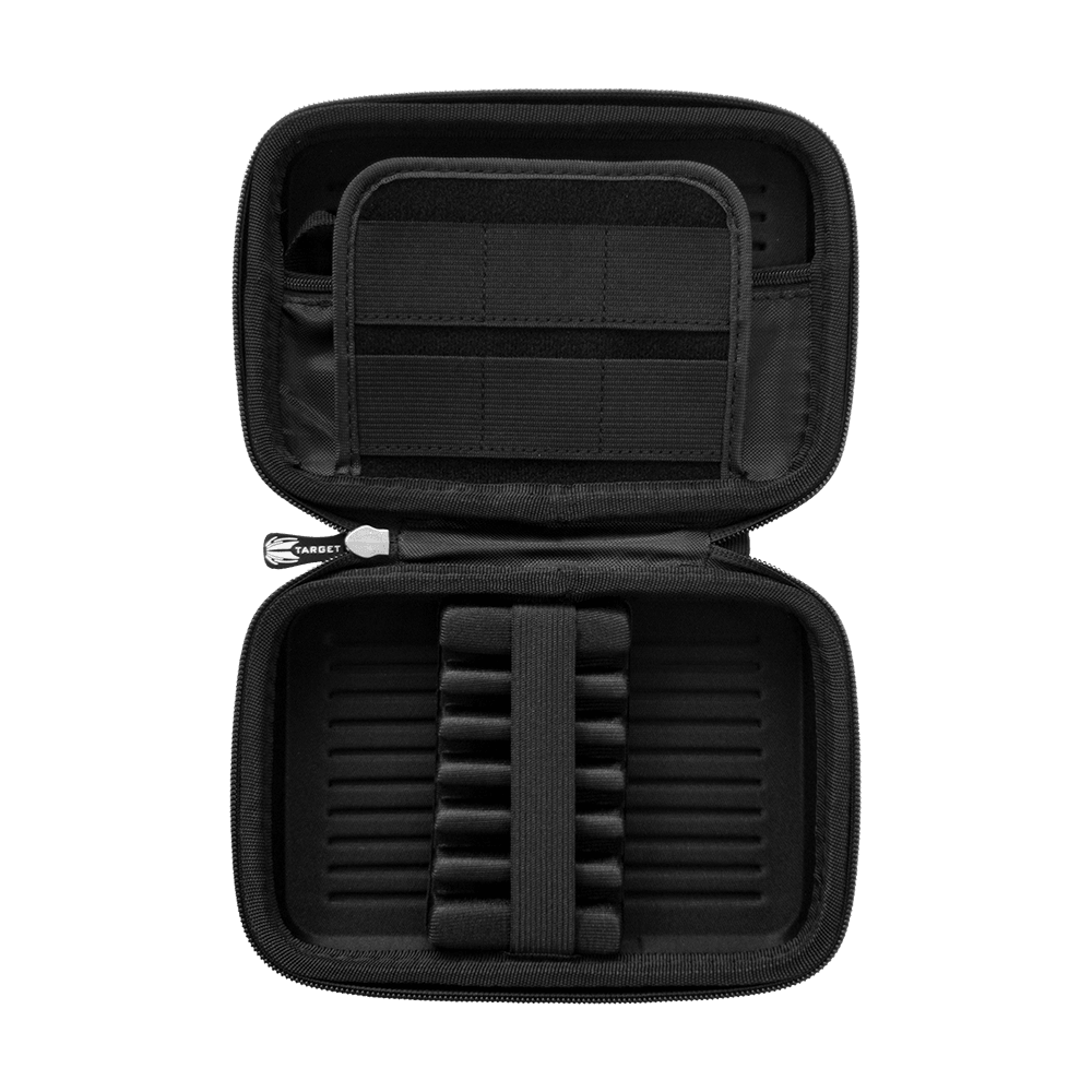 _Target_Takoma_XL_Dartwallet_OPEN Das Bild zeigt das geöffnete Target Takoma XL Dartwallet in schwarzer Farbe. Im Inneren befinden sich elastische Halterungen zur sicheren Aufbewahrung von Dartpfeilen und Zubehör.