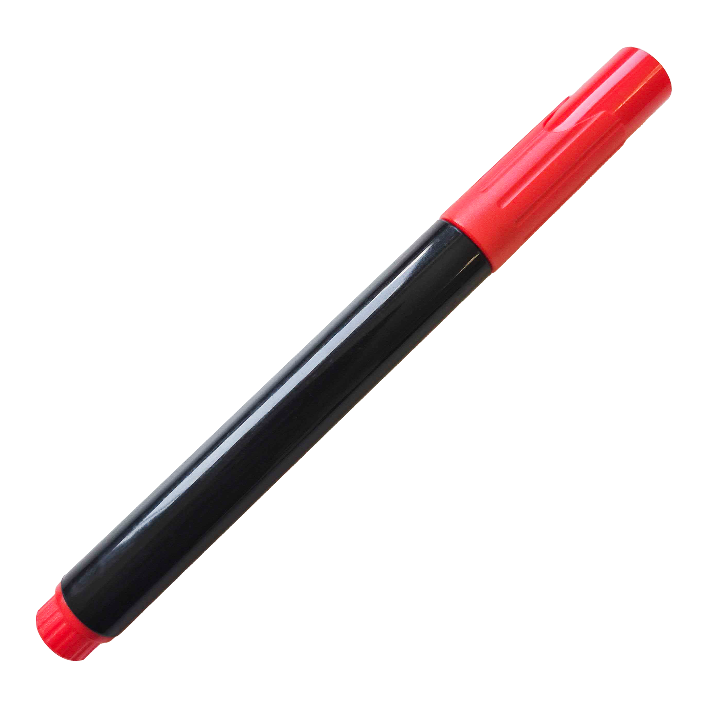 Auf dem Bild ist ein schwarzer Whiteboard-Marker mit roter Kappe zu sehen. Der Marker liegt schräg auf schwarzem Hintergrund.