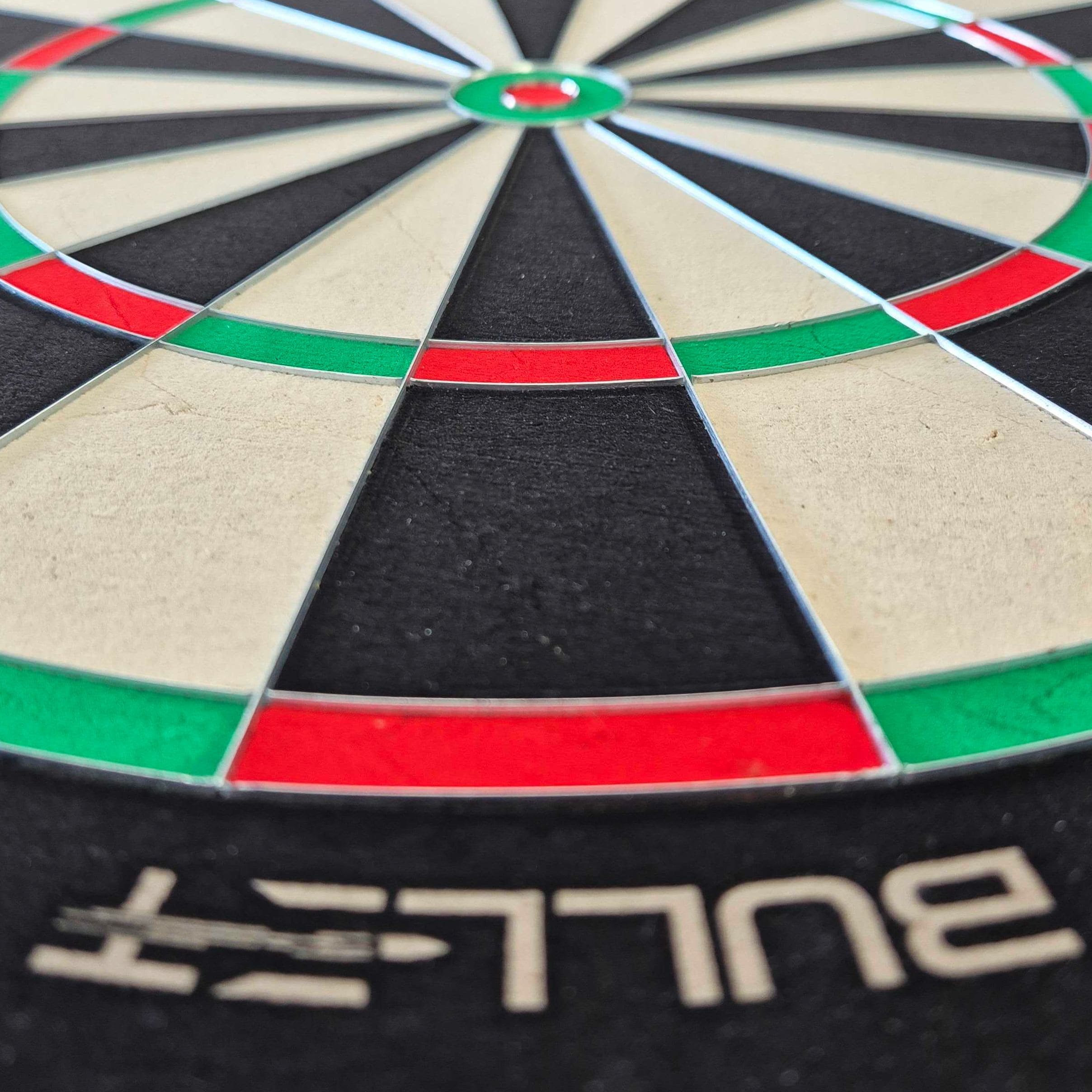 Diana de acero Bullet Apex Hier sieht man das Bullet Apex Steeldartboard. Das Produkt wird von der Seite präsentiert.