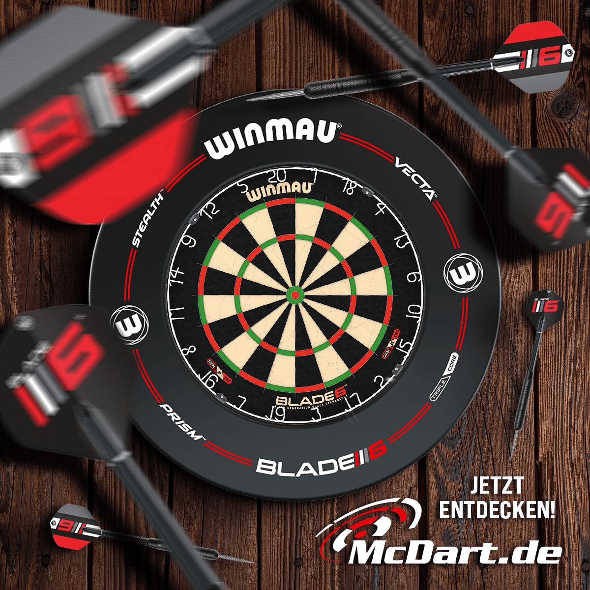 810005_Winmau_Blade_6_Set_mit_2_Sets_Darts_und_Pro-Line_Surround_6_admedia Das Bild zeigt eine Winmau Blade 6 Dartscheibe mit mehreren Pfeilen, die darin stecken. Unten rechts befindet sich das Logo von McDart.de und der Text „JETZT ENTDECKEN!“.