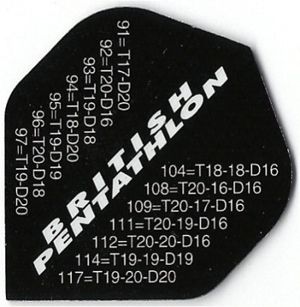 p36 Das Bild zeigt ein schwarzes Dart-Flight mit der Aufschrift "British Pentathlon". Auf dem Flight stehen verschiedene Checkout-Werte und Kombinationen für das Darts-Spiel.