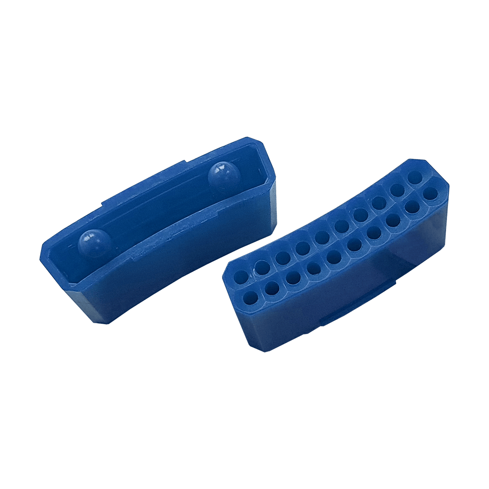 Das Bild zeigt zwei blaue Ersatzfelder für das Produkt "Granboard 132". Eines der Felder hat kleine Löcher, das andere eine glatte Oberfläche mit zwei runden Erhebungen.