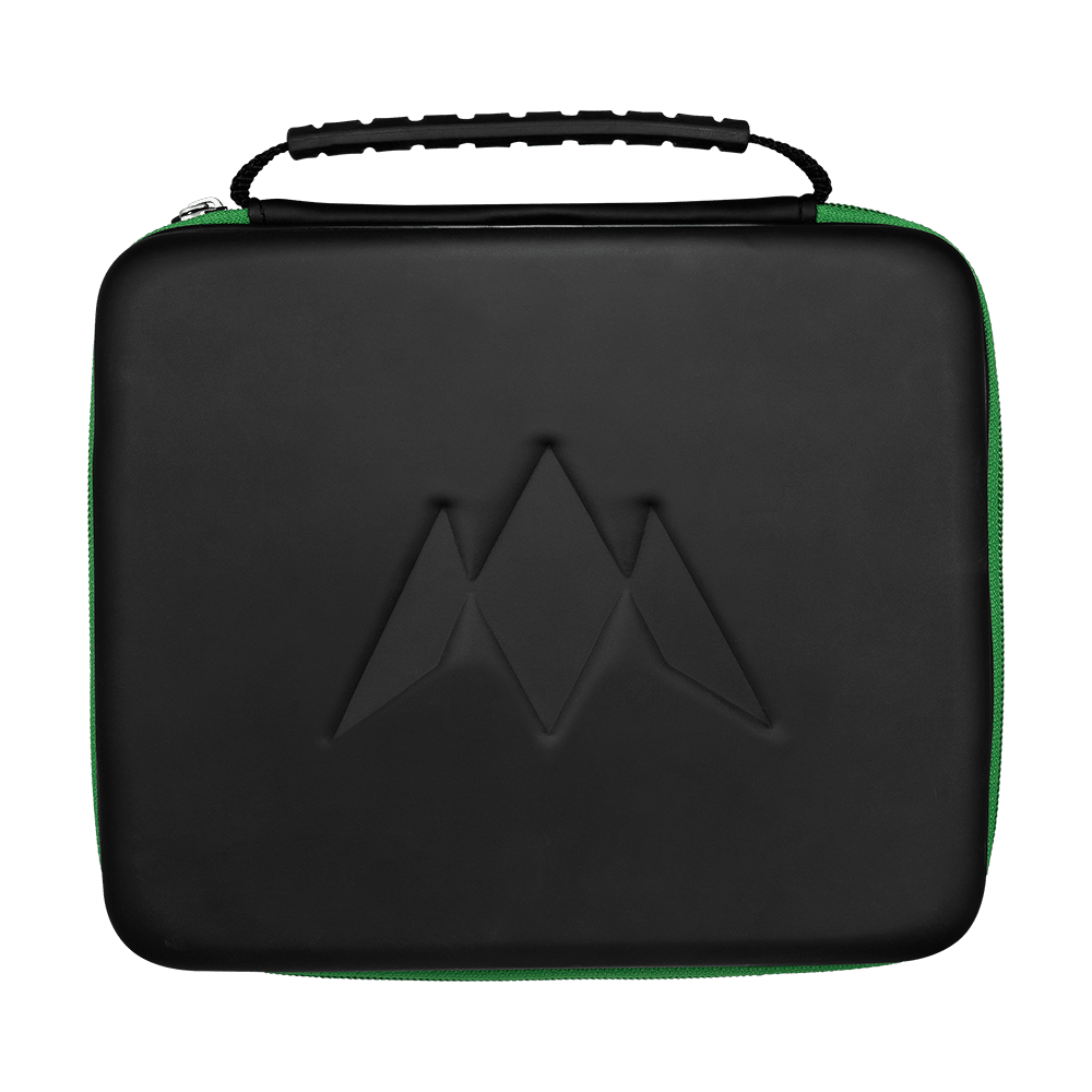 Cartera Mission Luxor Dart Das Bild zeigt ein rechteckiges, schwarzes Etui mit einem geprägten Logo auf der Vorderseite. Es hat einen schwarzen Griff und einen grünen Reißverschluss an der Seite.