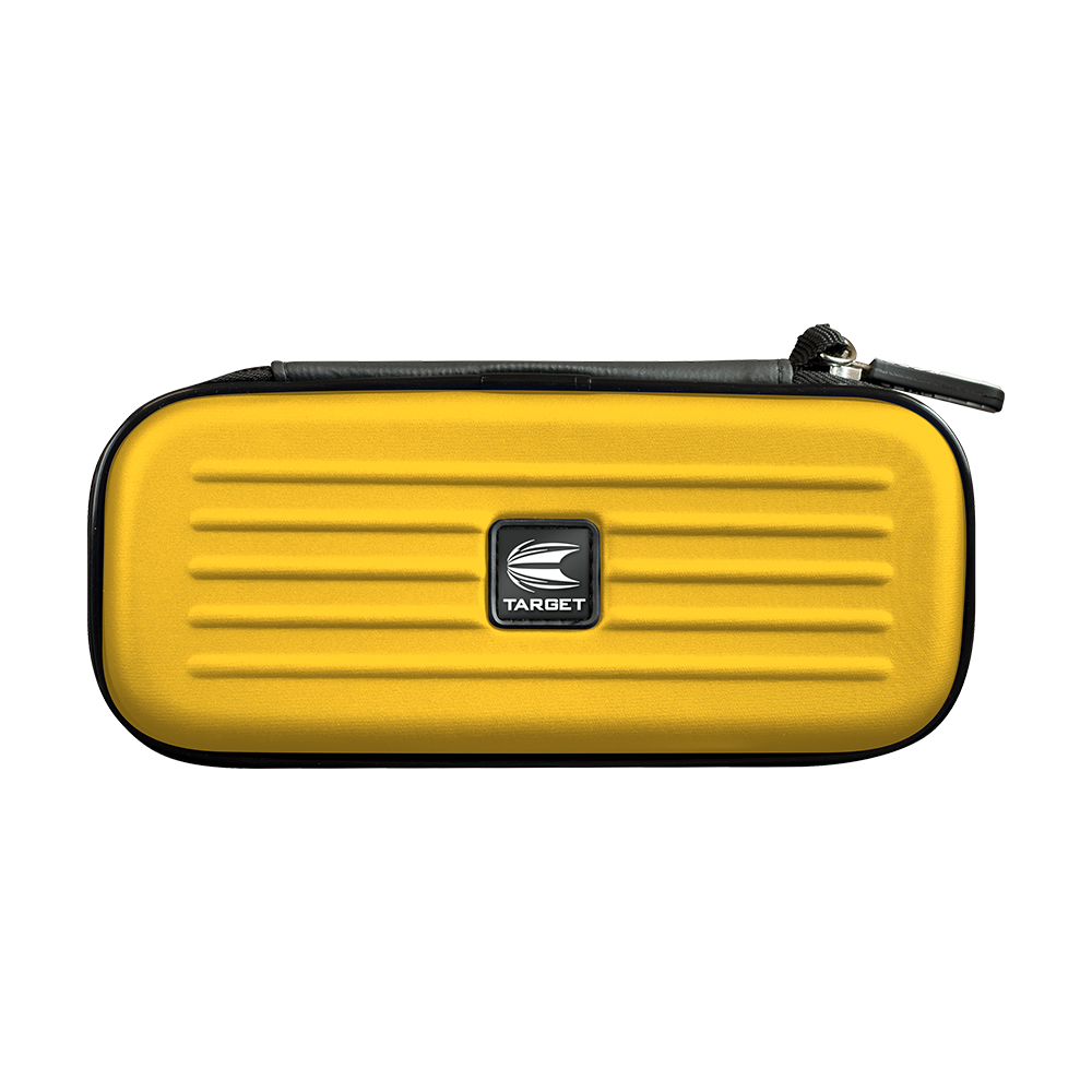 125824_Target_Takoma_Dartwallet_Gelb_1 Das Bild zeigt das Produkt "Target Takoma Dartwallet" in Gelb. Die Darttasche hat ein kompaktes, rechteckiges Design mit einem Reißverschluss und dem Target-Logo in der Mitte.