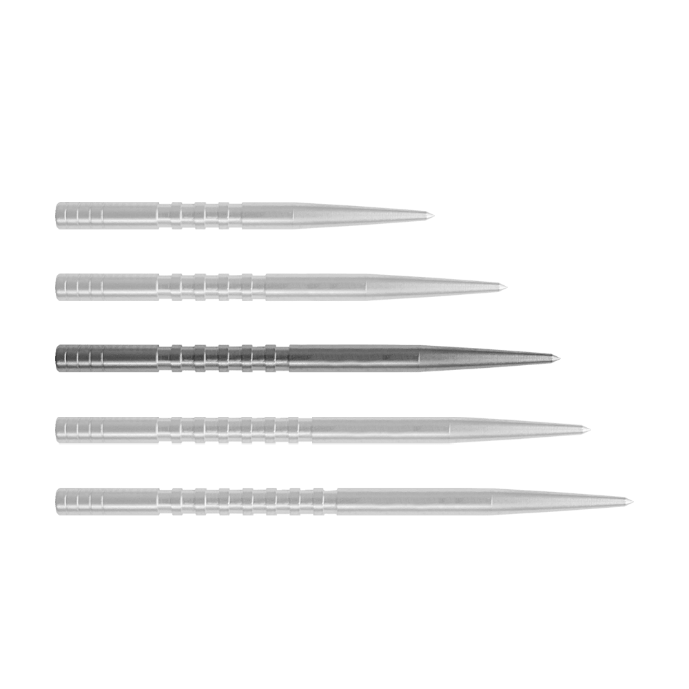 Auf dem Bild sind fünf silberne Dartspitzen in einer Reihe zu sehen. Sie sind aus Metall und haben eingekerbte Rillen für besseren Halt.