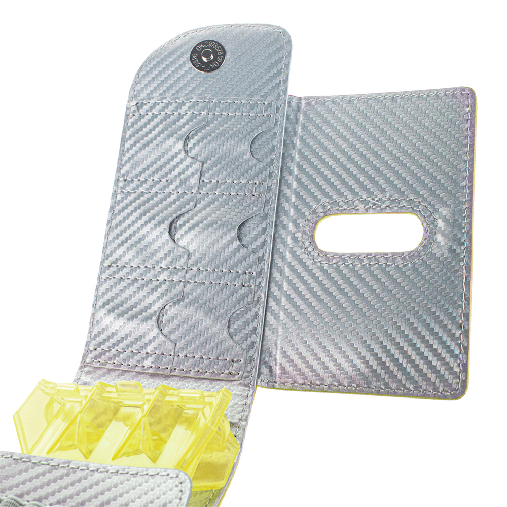 66348_Bulls_SECC_Dartcase_Yellow_2 Das Bild zeigt das geöffnete Bulls SECC Dartcase aus silbernem, strukturiertem Material. Im Inneren sind Fächer für Dartzubehör und gelbe transparente Halterungen zu sehen.