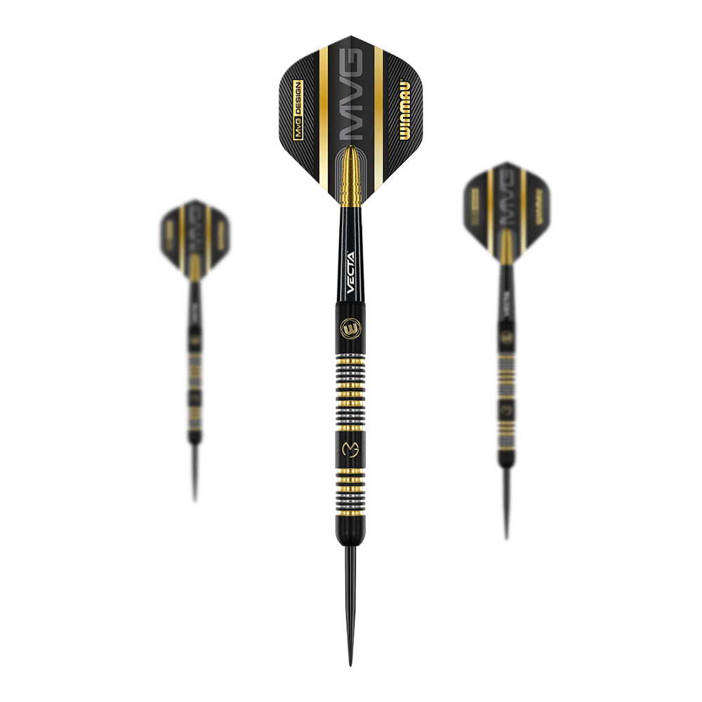 Winmau Michael Van Gerwen Trilogía Dardos de acero Das Bild zeigt drei schwarze Steeldarts mit goldenen und silbernen Akzenten. Auf den Flights steht groß "MVG" und "Winmau".