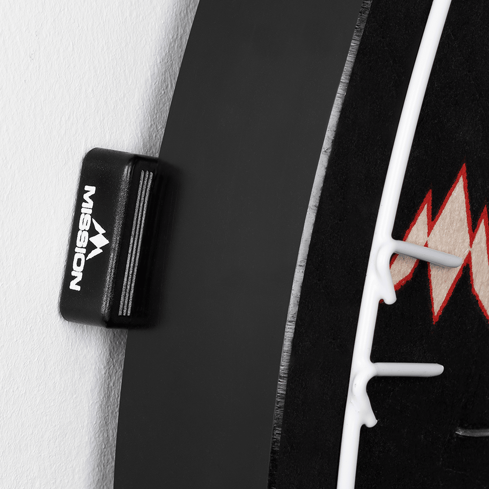 Separadores de cuñas para diana Mission (juego de 8) Das Bild zeigt einen Abstandshalter der Marke Mission, der an einem Dartboard befestigt ist. Der Abstandshalter sorgt dafür, dass das Dartboard gleichmäßig von der Wand absteht.