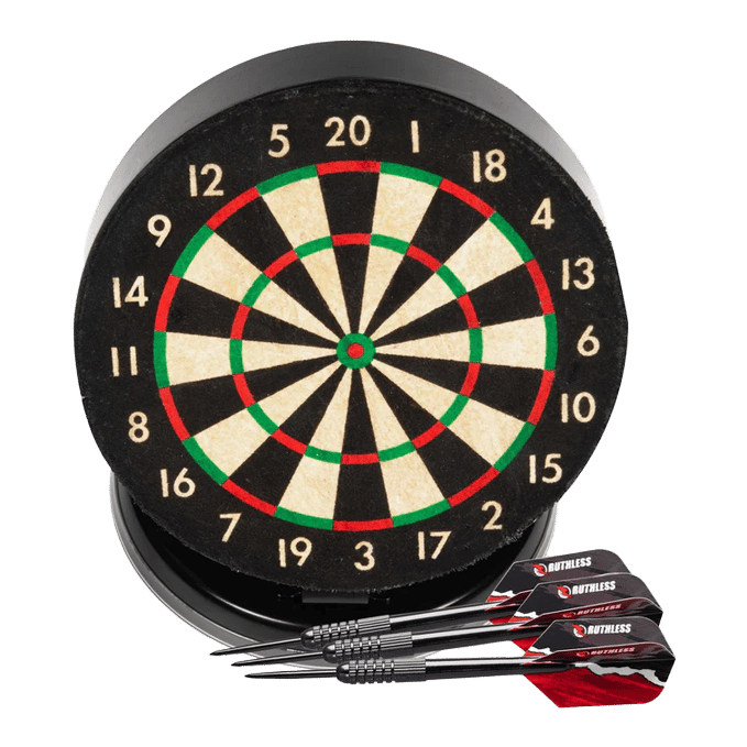 Juego de dardos de escritorio mini sin piedad Das Bild zeigt das Produkt "Ruthless Mini Desktop Dartboard Set" mit einer kleinen Dartscheibe. Vor der Scheibe liegen drei schwarze Dartpfeile mit roten Flights.