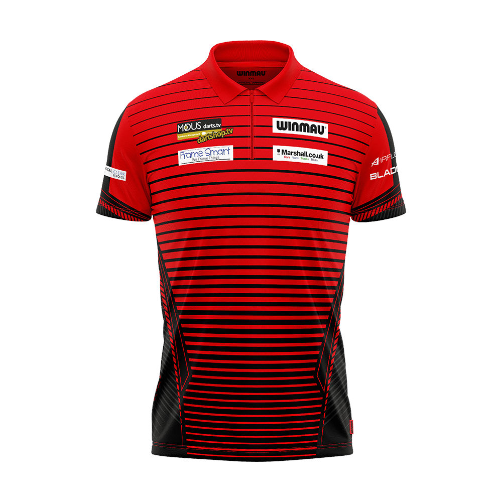 8414_Winmau_Joe_Cullen_Dartshirt_1 Das Bild zeigt ein rot-schwarzes Dartshirt mit schwarzen Streifen und mehreren Sponsorenlogos. Es handelt sich um das Winmau Joe Cullen Dartshirt.