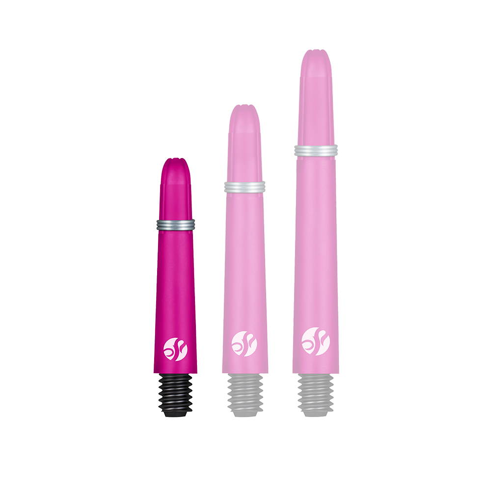 Flechas de carbono Shot Koi - Rosa Das Bild zeigt drei pinkfarbene Dartschäfte in unterschiedlichen Längen. Jeder Schaft hat ein silbernes Band und ein weißes Logo am unteren Ende.