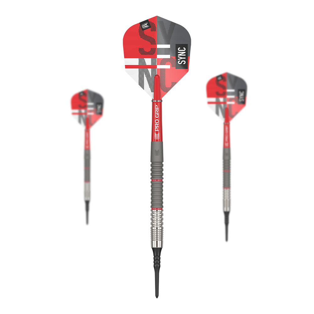 Target Sync 11 Softdarts Auf dem Bild sind drei Softdarts mit roten und grauen Flights zu sehen. Auf dem mittleren Dart steht deutlich das Wort "SYNC" auf dem Flight.