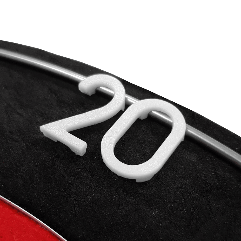 Números de repuesto para la diana McDart Das Bild zeigt eine weiße Ersatznummer „20“ auf einem Dartboard. Die Zahl ist aus Kunststoff und an einem Metallring befestigt.