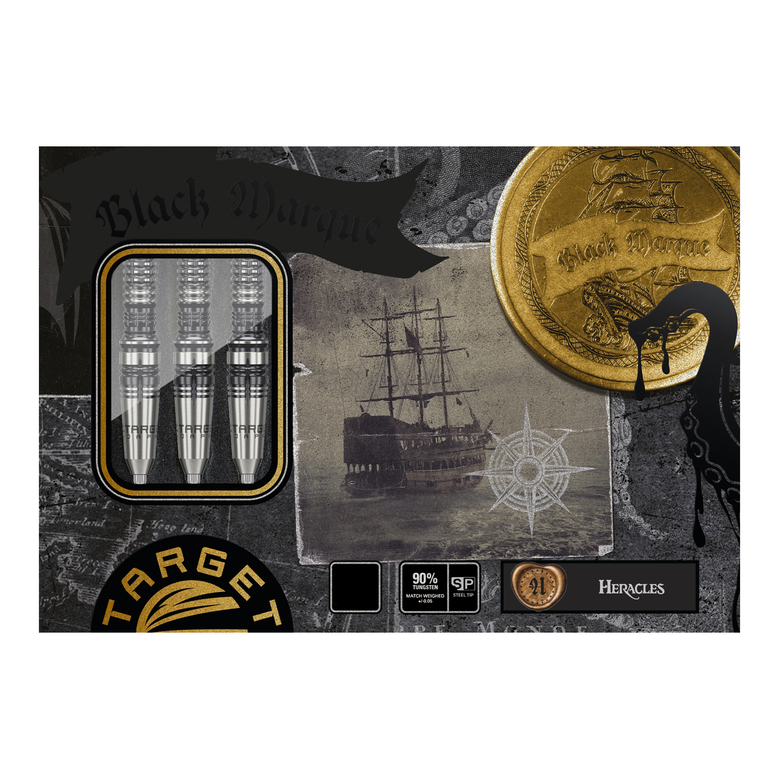 Target Japón Marca Negra Heracles Steeldarts Das Bild zeigt die Verpackung der "Target Japan Black Marque Heracles Steeldarts". Auf der Verpackung sind neben den drei Darts auch ein Segelschiff, ein Kompass und eine goldene Münze abgebildet.