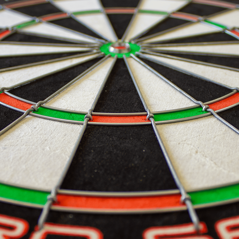 1602_Winmau_Pro_SFB_Dartboard_4 Frontalansicht des Winmau Pro SFB Dartboards. Die Spielfläche zeigt alle Nummern und Sektoren klar.