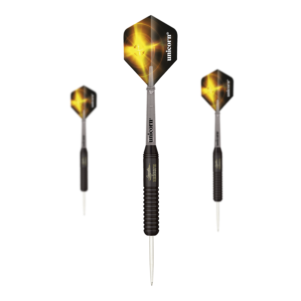 Dardos con punta de acero Gary Anderson V2 de latón negro Unicorn Das Bild zeigt drei schwarze Steeldarts der Marke Unicorn Black Brass Gary Anderson V2. Die Flights sind schwarz mit einem gelben Lichteffekt und dem weißen Schriftzug "unicorn".