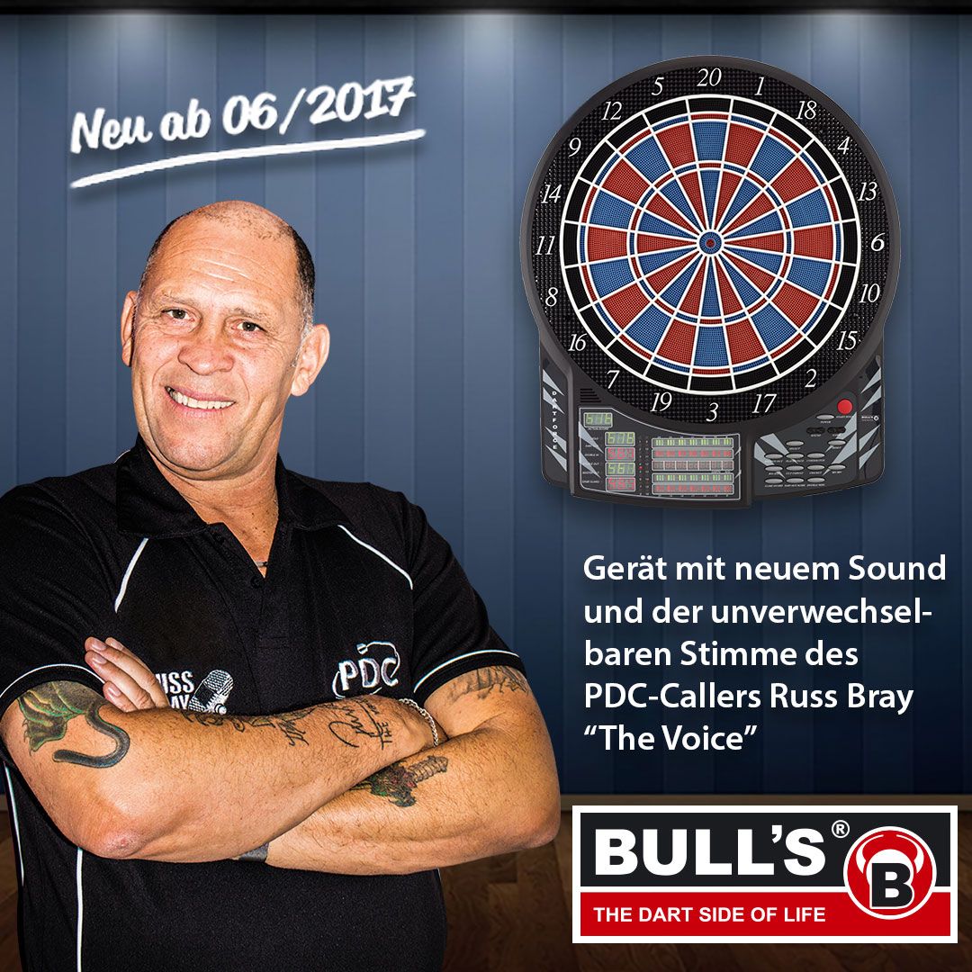 67994_p2 Das Bild zeigt das Bulls Dartforce RB Elektronik Dartboard und einen lächelnden Mann mit verschränkten Armen. Es wird darauf hingewiesen, dass das Gerät ab Juni 2017 mit neuem Sound und der Stimme des PDC-Callers Russ Bray erhältlich ist.