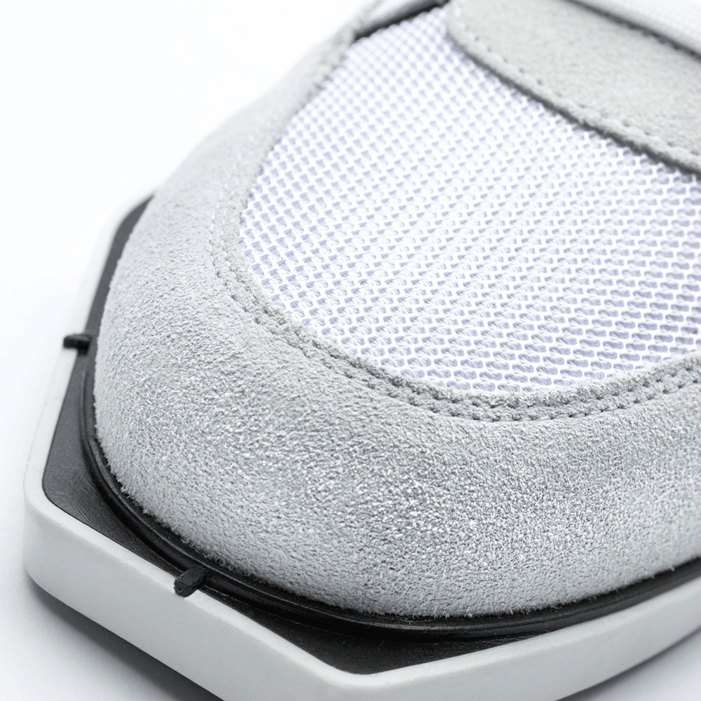 20200004-00_Triple20_Dartschuhe_Textil_Leder_Weiss_Schwarz_4 Der Vorderbereich des Triple20 Dartschuhs ist aus weißem Textil und grauem Leder gefertigt. Die Sohle ist robust und sorgt für einen sicheren Stand beim Dartspielen.