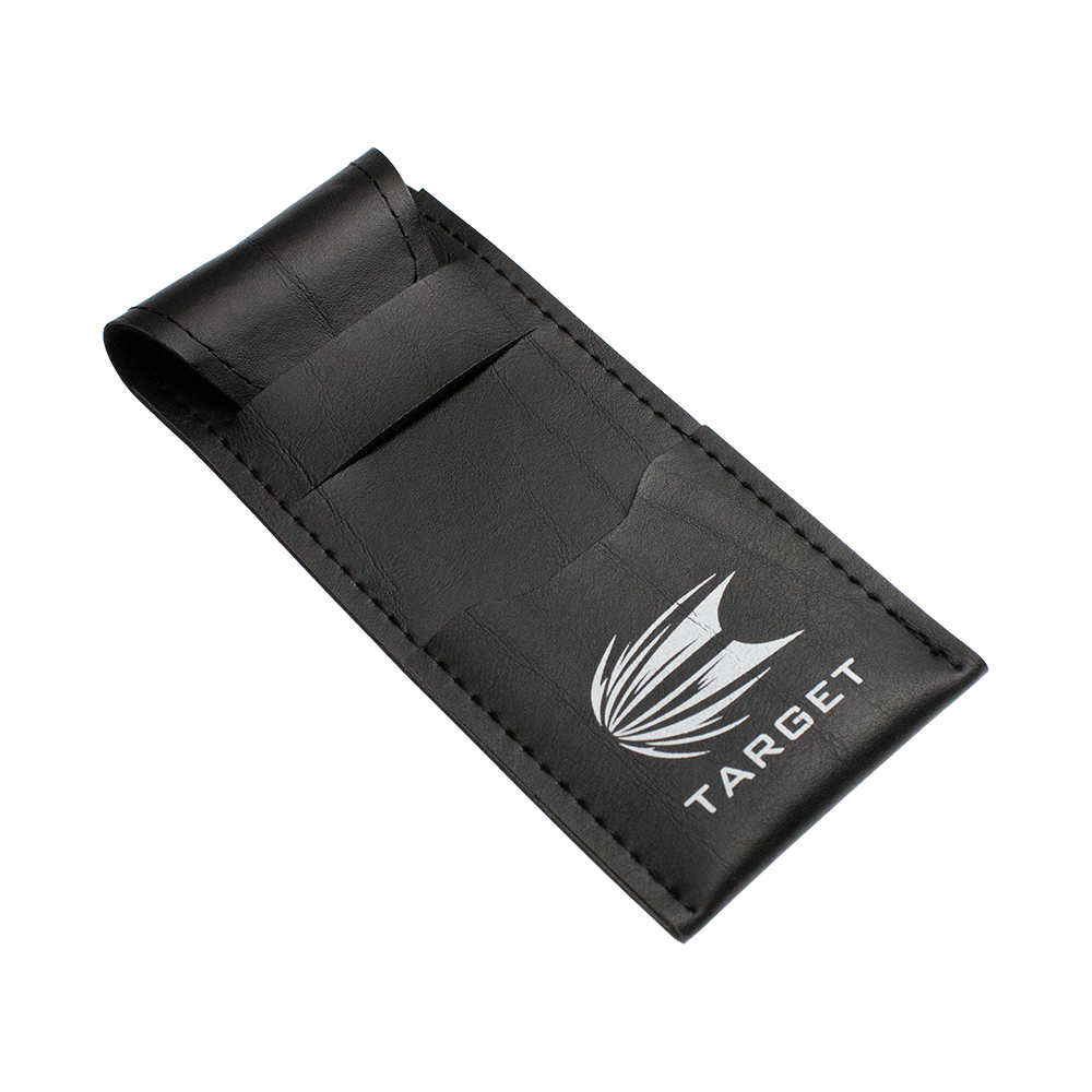 Target-Dart-Walletxm9VdgdtG9KDQ Das Bild zeigt eine schwarze Darts-Tasche mit dem weißen Target-Logo darauf. Die Tasche ist vermutlich für die Aufbewahrung der Target Phil Taylor Power 8zero Softdarts gedacht.