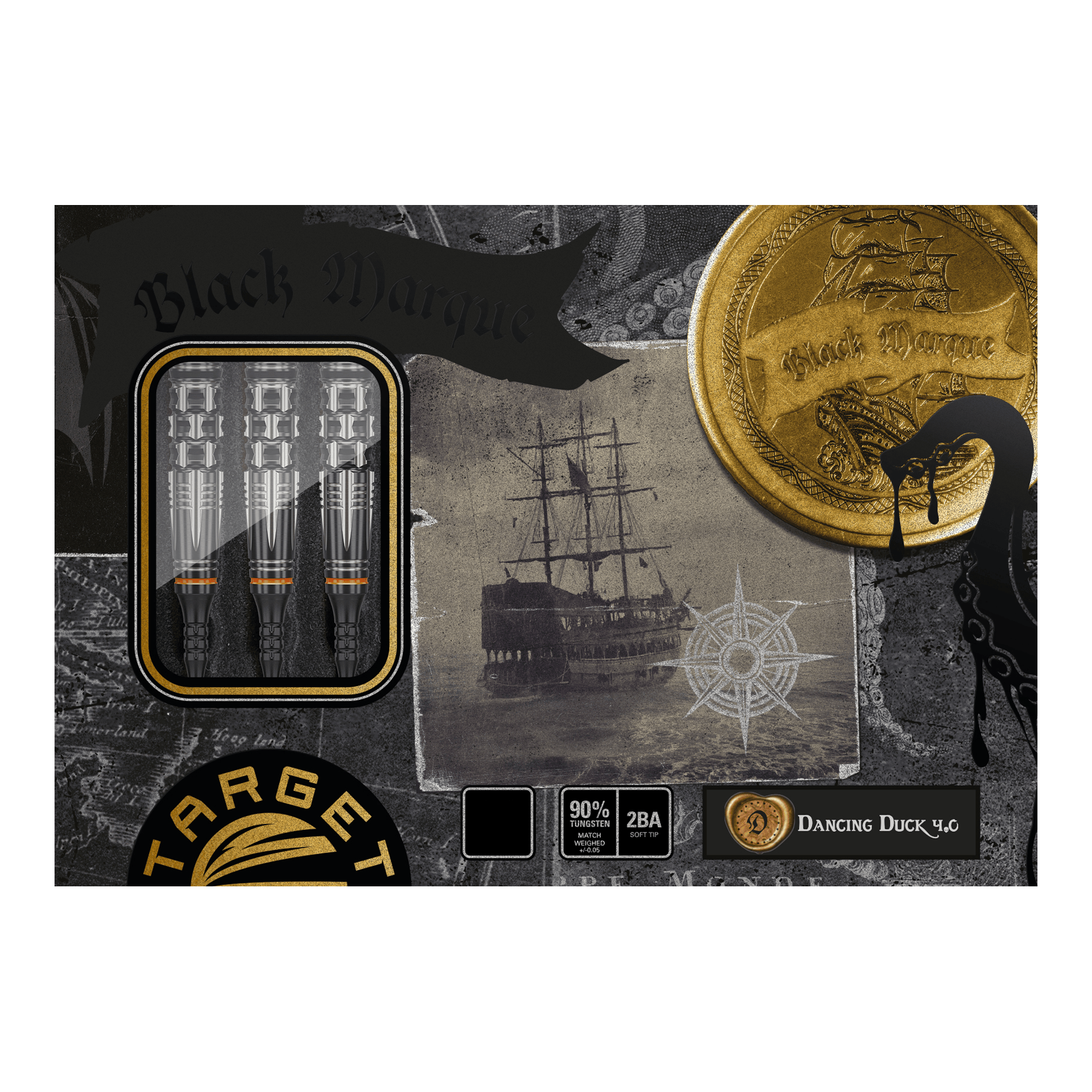 Dardos blandos Target Japan Black Marque Dancing Duck GEN 4 - 17 g Das Bild zeigt das Produkt "Target Japan Black Marque Dancing Duck GEN 4 Softdarts - 17g" in einer stilvollen Verpackung. Auf der Verpackung sind drei Softdarts, ein Schiffsmotiv und goldene Münz-Elemente zu sehen.