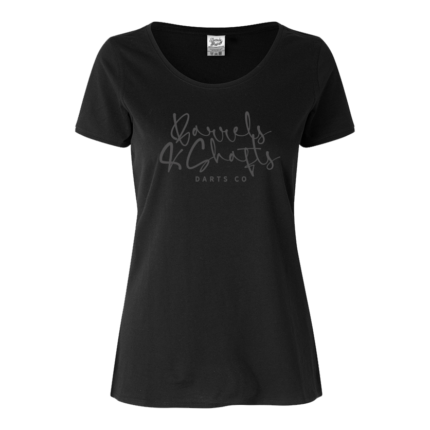 Camiseta Barriles y Ejes - Mujer - Negro Dieses Bild zeigt ein schwarzes Damen-T-Shirt mit der Aufschrift „Barrels and Shafts DARTS CO“ auf der Vorderseite. Das T-Shirt hat einen klassischen Rundhalsausschnitt und einen schlichten, modernen Stil.