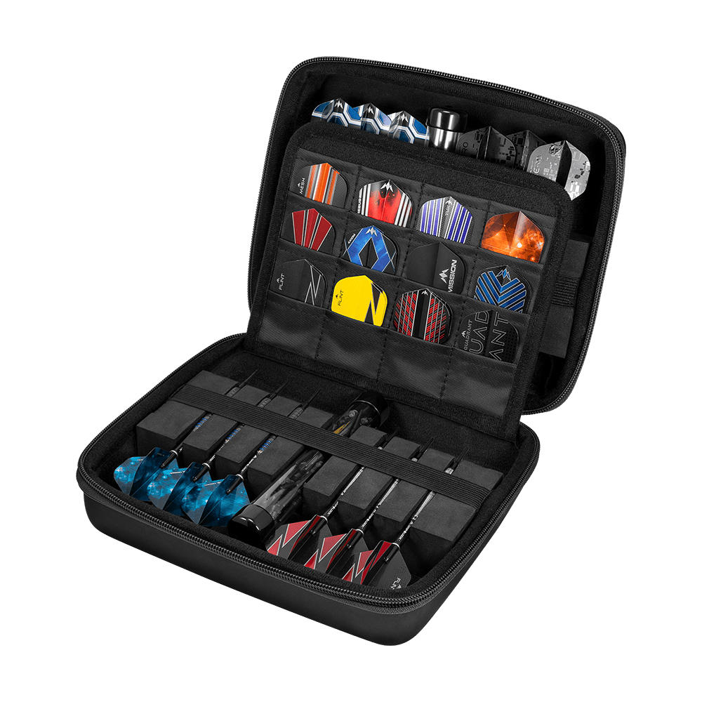 Das Bild zeigt das Produkt mit dem Dateinamen M000441_Mission_Luxor_Dart-Wallet_Black_5. Dies könnte eine schwarze Dart-Tasche oder ein ähnliches Zubehör sein.