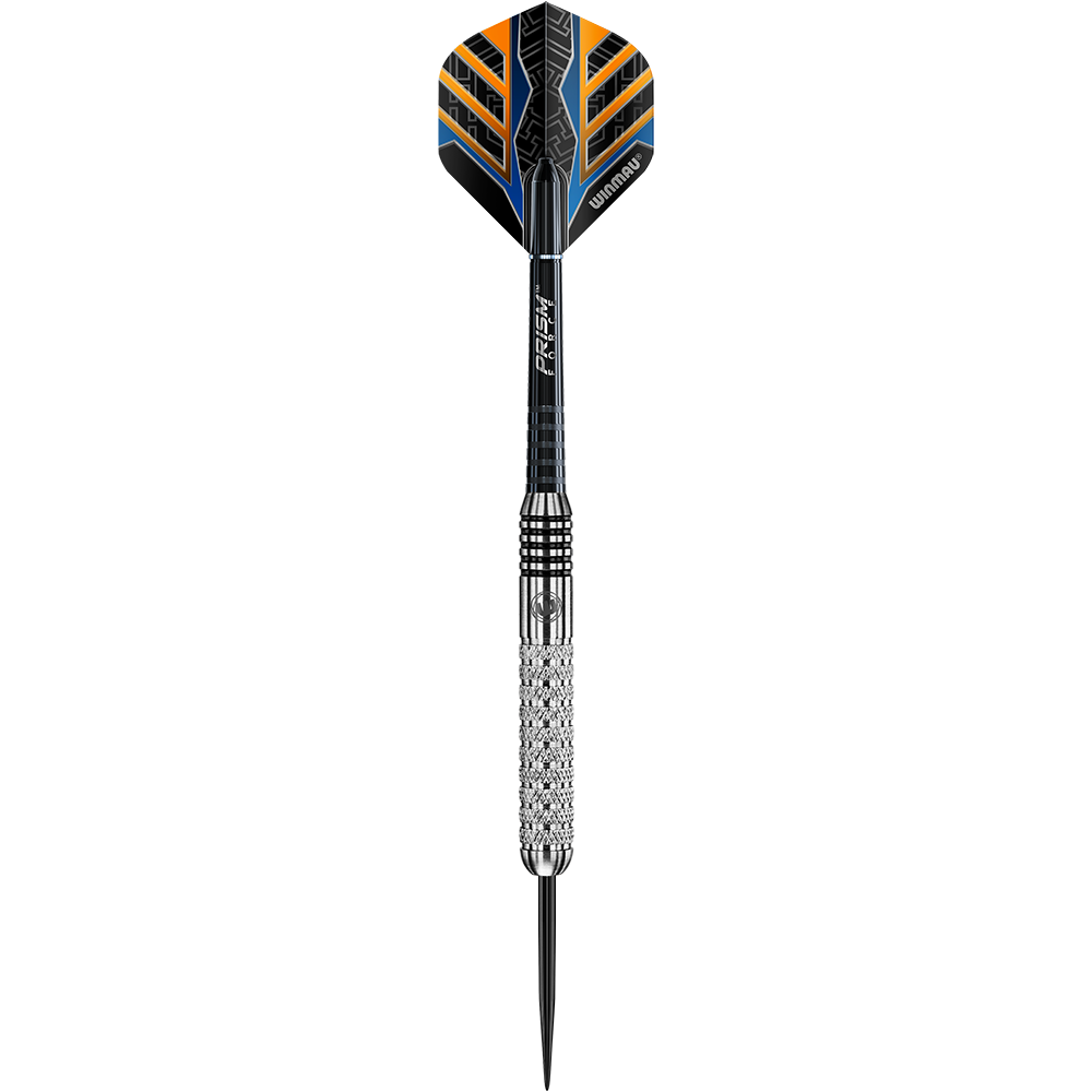 2302_Winmau_Barbarian_Tungsten_Style_Steeldarts_1fFX0fXHsGoNLN Das Bild zeigt einen Winmau Barbarian Tungsten Style Steeldart. Der Dartpfeil hat eine silberne, strukturierte Griffzone und einen schwarzen Flights mit blauen und orangefarbenen Akzenten.