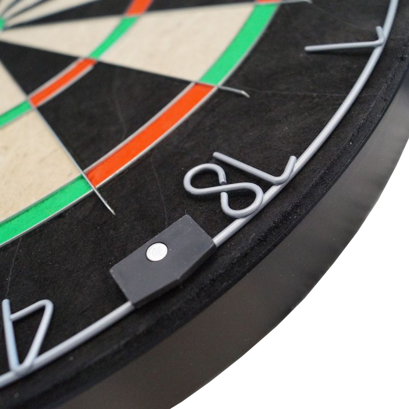 Juego de dardos Karella BullOut que incluye 2 juegos de dardos de acero. Das Bild zeigt das Karella Dartboard BullOut Set inklusive zwei Sätzen Steeldarts. Dieses Set ist ideal für Dartspieler und enthält alles, was für den Start benötigt wird.