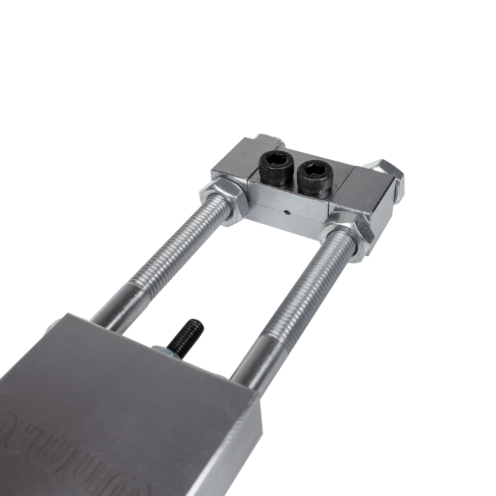 8425-Winmau-Craftsman-Re-pointing-System-4 Das Bild zeigt das Winmau Craftsman Re-Pointing System Spitzenwechsler. Es handelt sich um ein Werkzeug aus Metall zum Auswechseln von Dartspitzen.